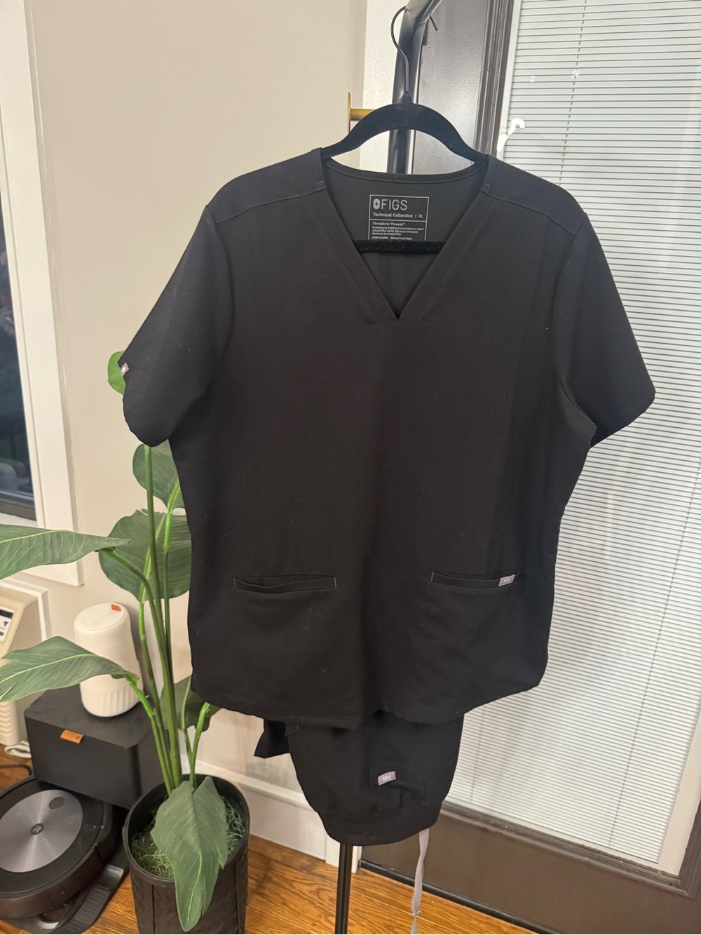 Figs Menβs Black V-Neck Medical Scrub Top set of 2